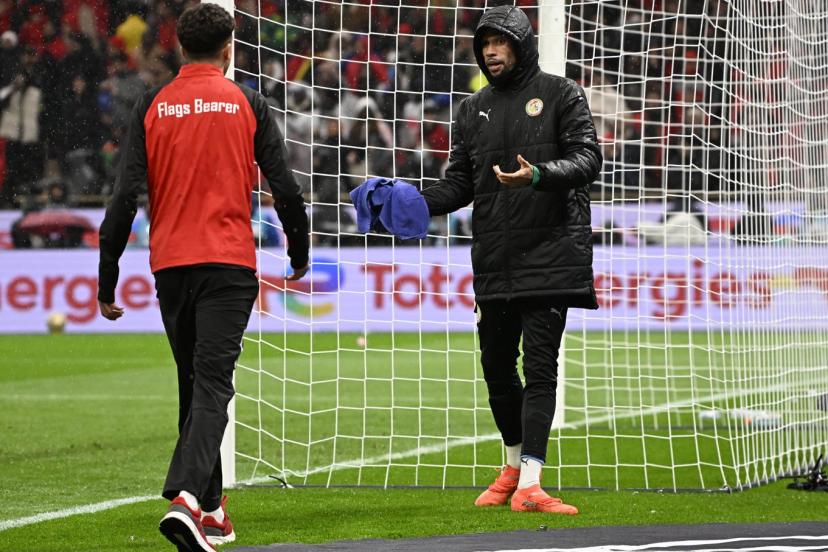 Yéhvann Diouf shielding Édouard Mendy's towel during the CAN final