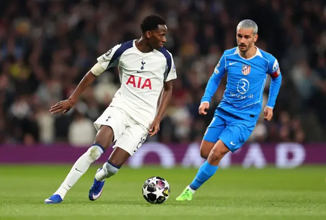 Pape Matar Sarr (Tottenham) court avec le ballon sous la pression d'Antoine Griezmann (Atlético de Madrid) lors du match retour des huitièmes de finale de l'UEFA Champions League 2025/26 le 18 mars 2026 à Londres.