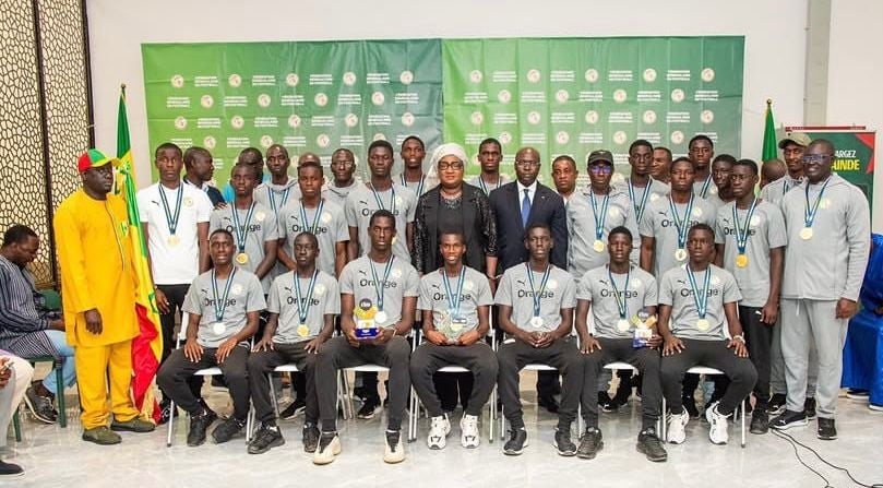 Lionceaux U15 champions with trophies