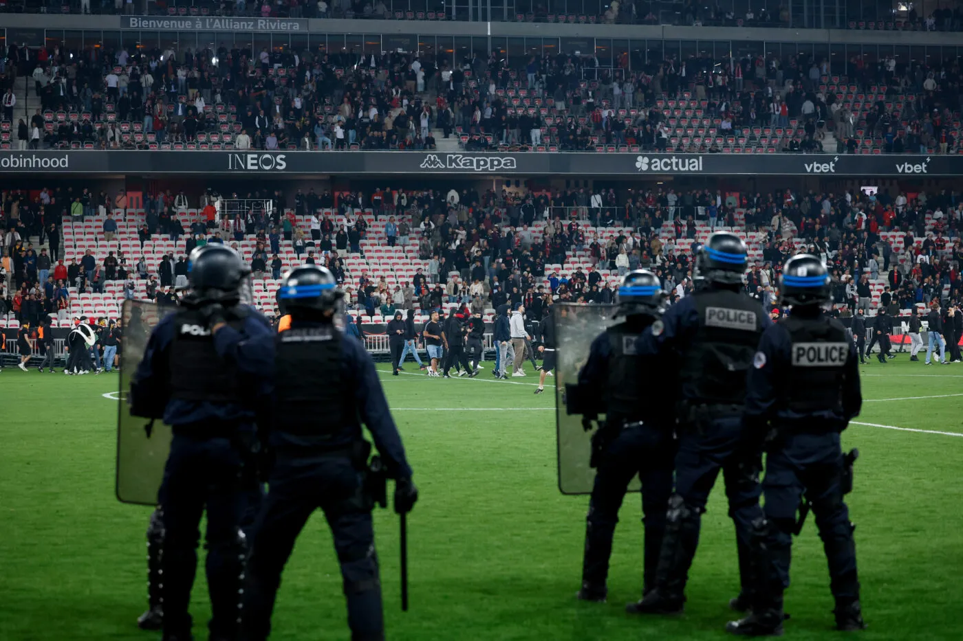 Nice players before the Saint-Étienne playoff match