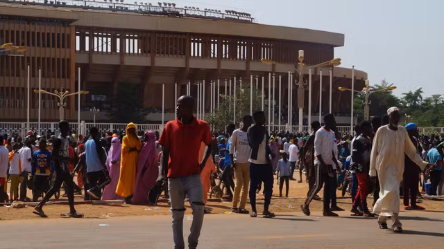 Des Nigériens se réunissent aux abords du stade Général-Seyni-Kountché à Niamey, lors d’une séance de recrutement pour former une milice civile, le 19&nbsp;août 2023.