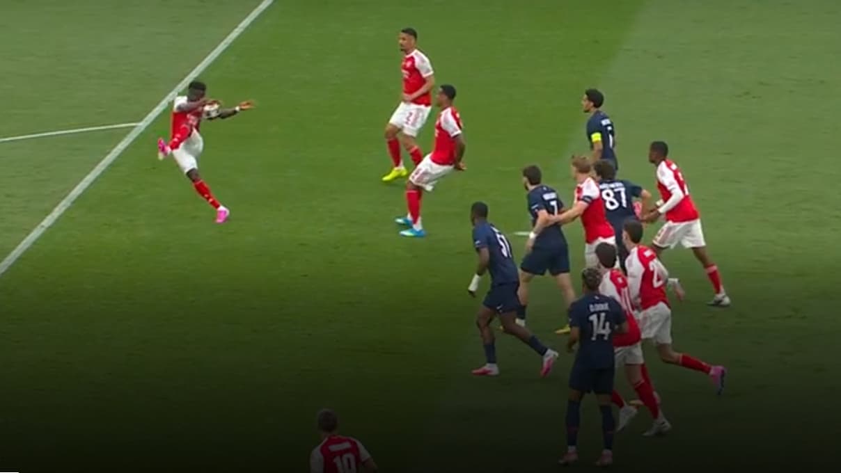Bukayo Saka’s hand during the PSG vs Arsenal Champions League final on May 30, 2026.