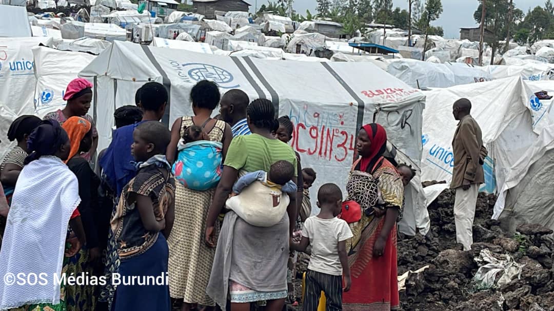 Les combats dans l’est congolais continuent de pousser des civils, principalement des femmes et des enfants, à fuir vers des camps de déplacés où les conditions de vie restent précaires et marquées par le manque d’abris, de nourriture et d’accès aux soins de base. ©SOS Médias Burundi