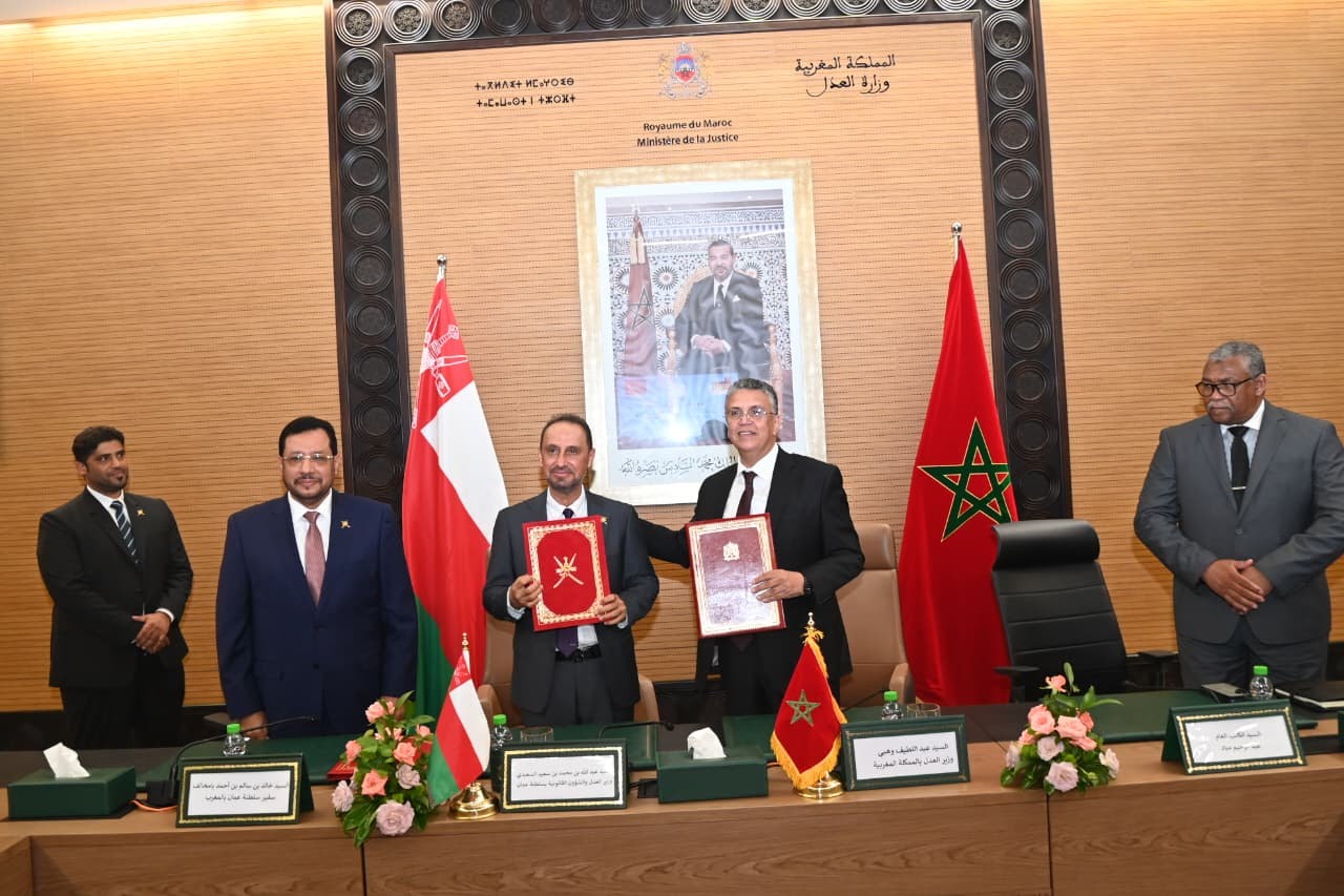 Moroccan and Omani justice ministers signing an agreement