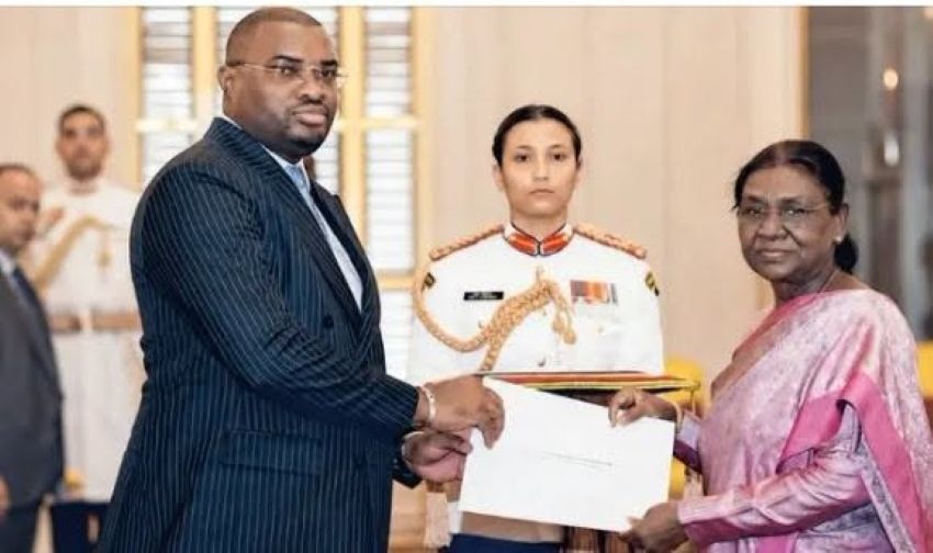 Ambassador Aurélien-Marcel Mintsa Nguema presenting credentials to Indian President Droupadi Murmu
