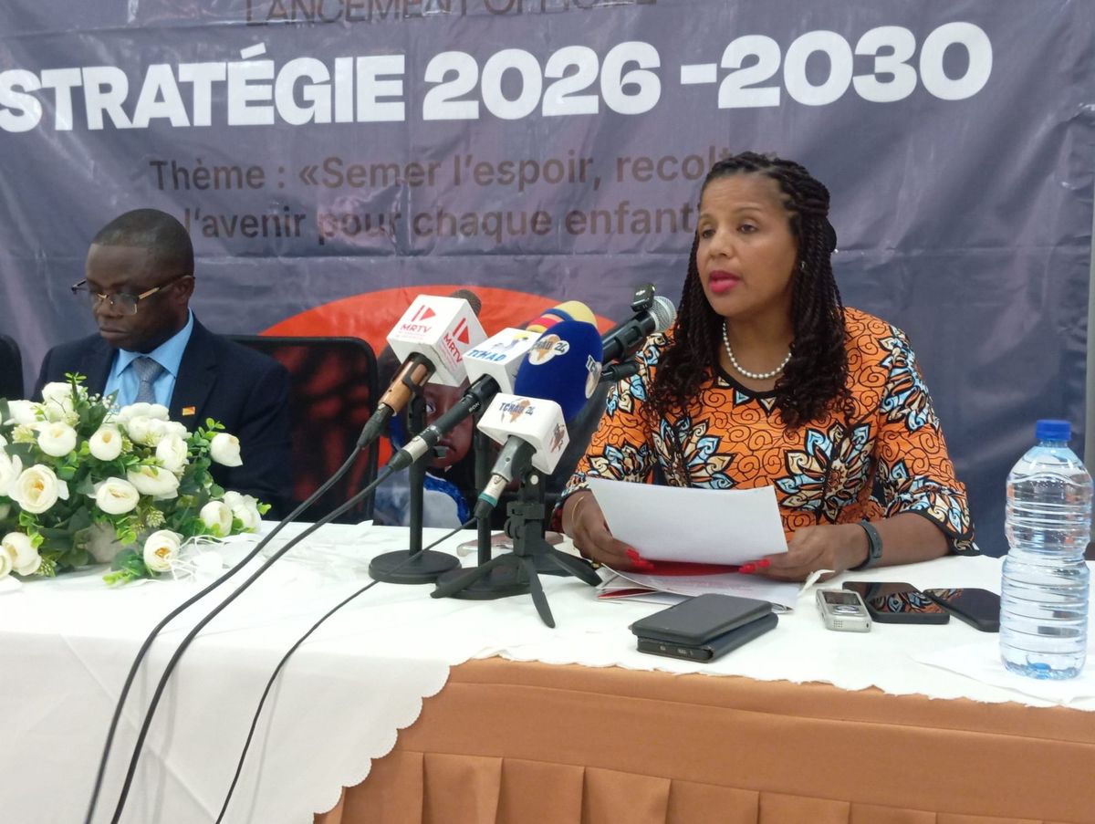 World Vision Tchad team members in discussion during strategy launch