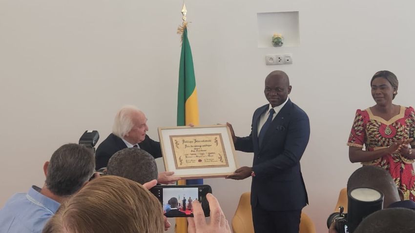 President Brice Clotaire Oligui Nguema receiving the Political Courage Prize