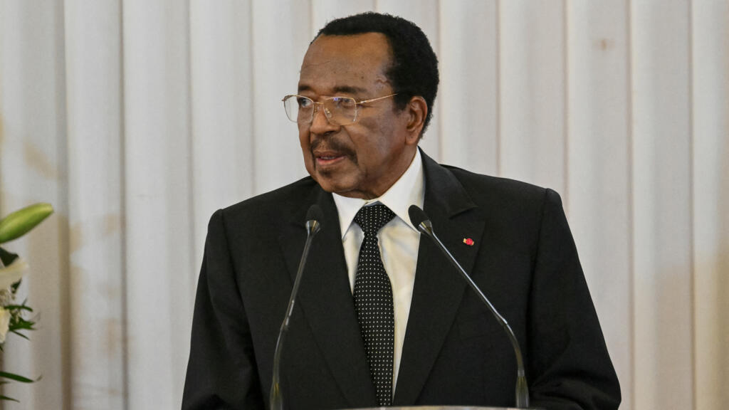 Le président camerounais Paul Biya lors d'un discours au palais présidentiel de Yaoundé, en présence du pape Léon XIV, le 15 avril 2026.